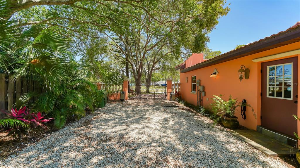 2520 TAMI SOLA ST, SARASOTA, FL — photo 47