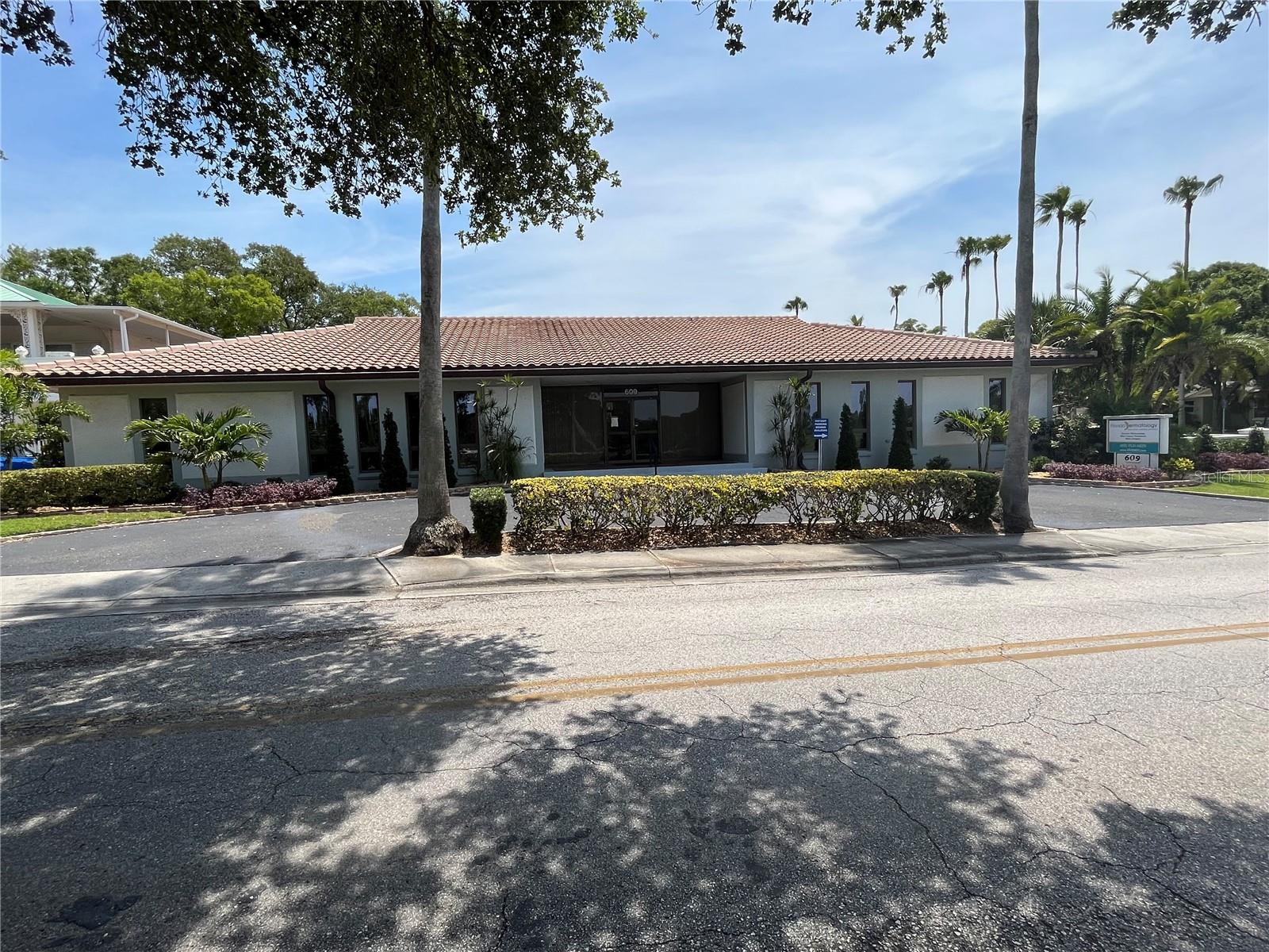 609 INDIAN ROCKS RD, BELLEAIR, FL