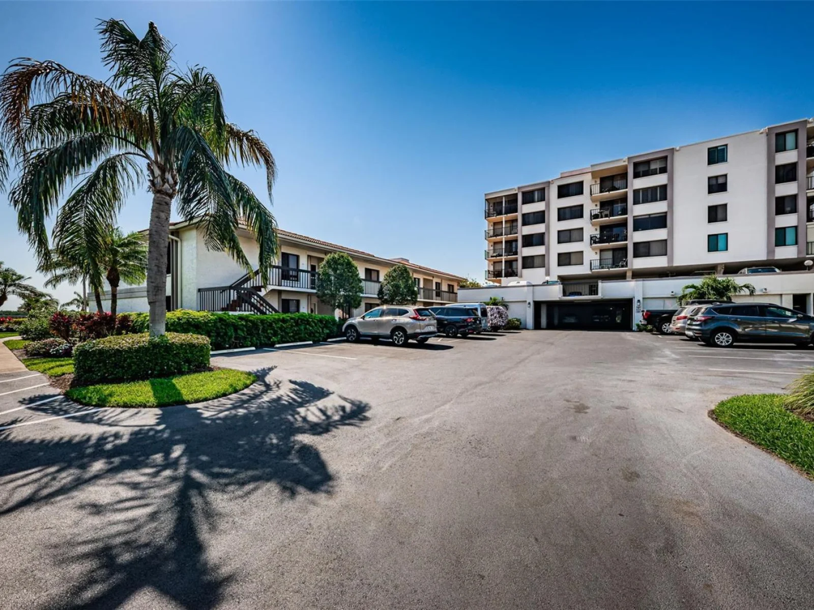 6295 BAHIA DEL MAR CIR #405, ST PETERSBURG, FL — photo 1