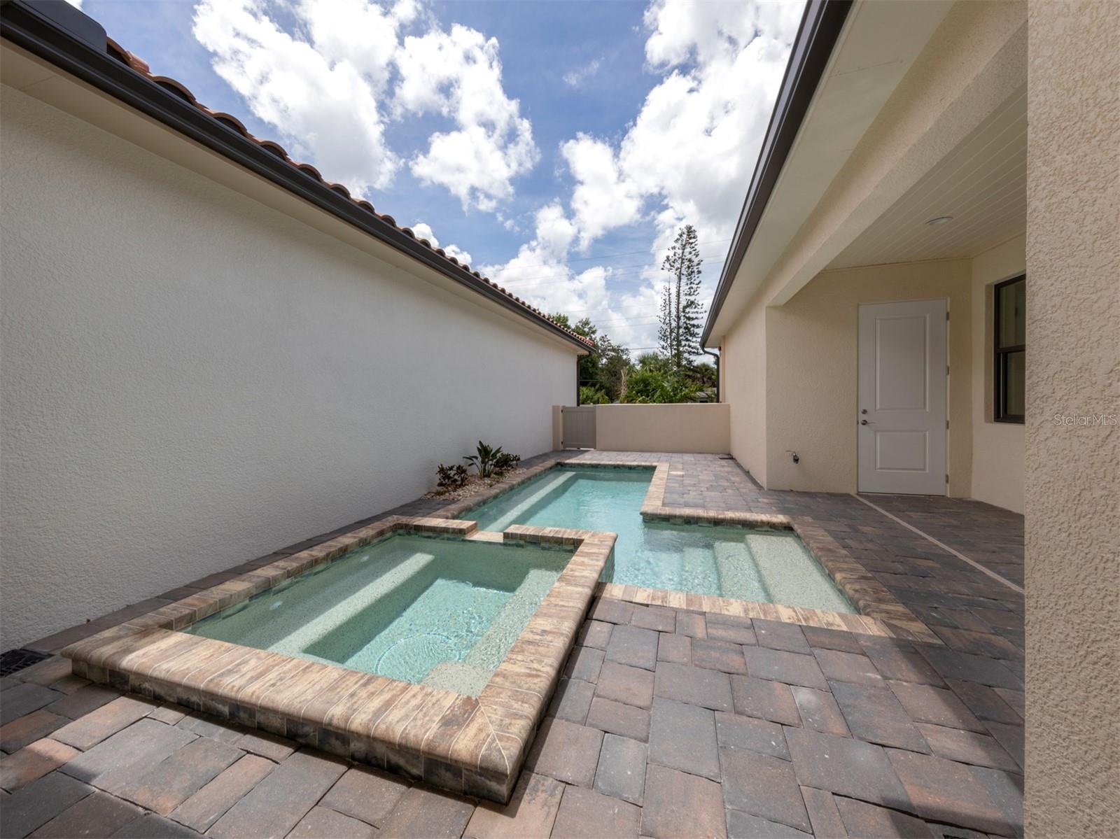 922 E VENICE AVE, VENICE, FL — photo 2