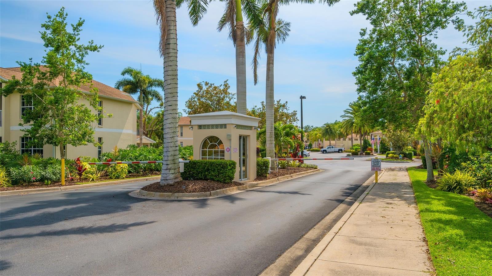 4275 CASTLEBRIDGE LN #1323, SARASOTA, FL — photo 55