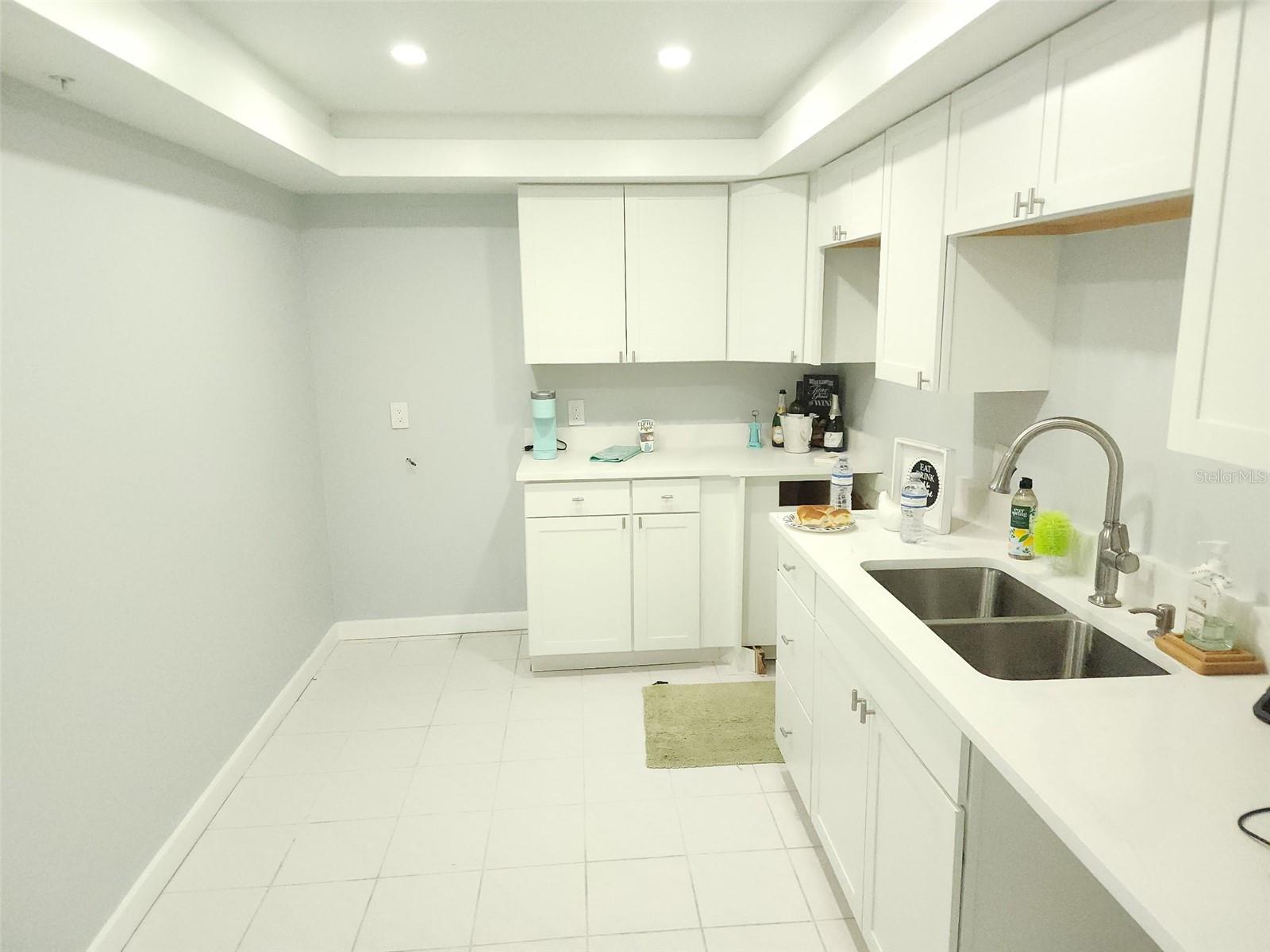255 DOLPHIN PT #809, CLEARWATER, FL — photo 2