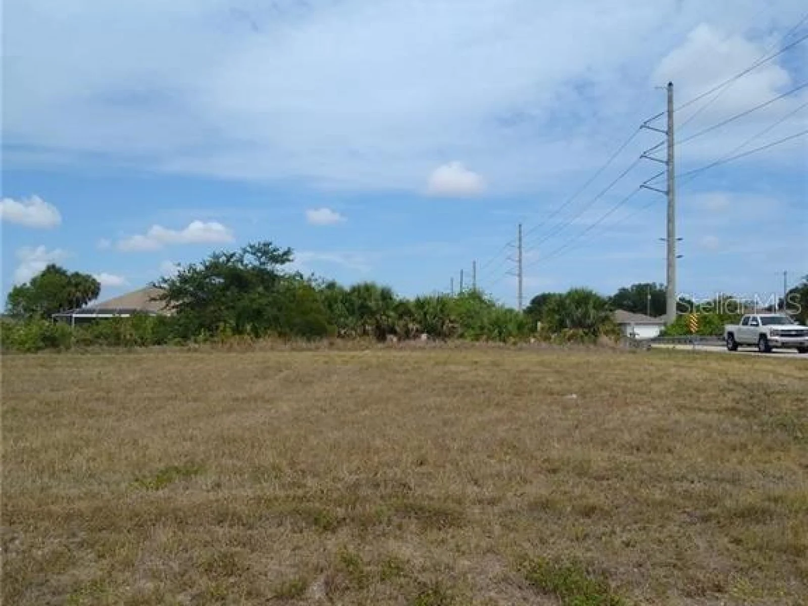2710 NE 6TH AVE, CAPE CORAL, FL — photo 2