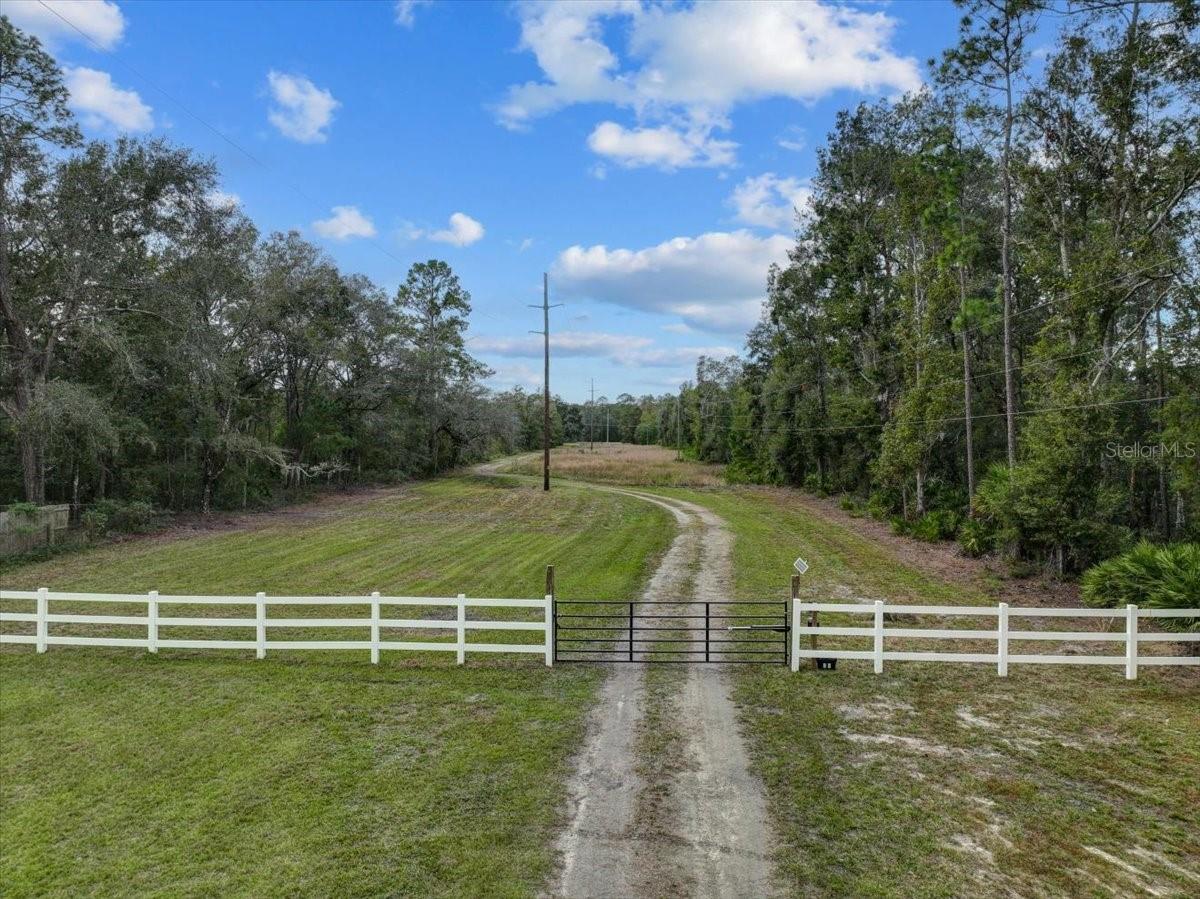 310 N OTTER CREEK AVE, BRONSON, FL