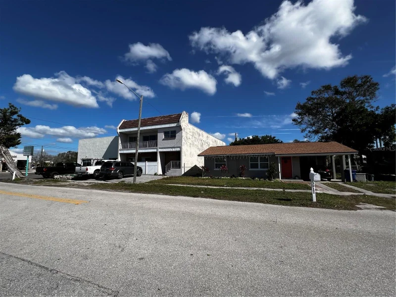 2048 BEE RIDGE RD, SARASOTA, FL