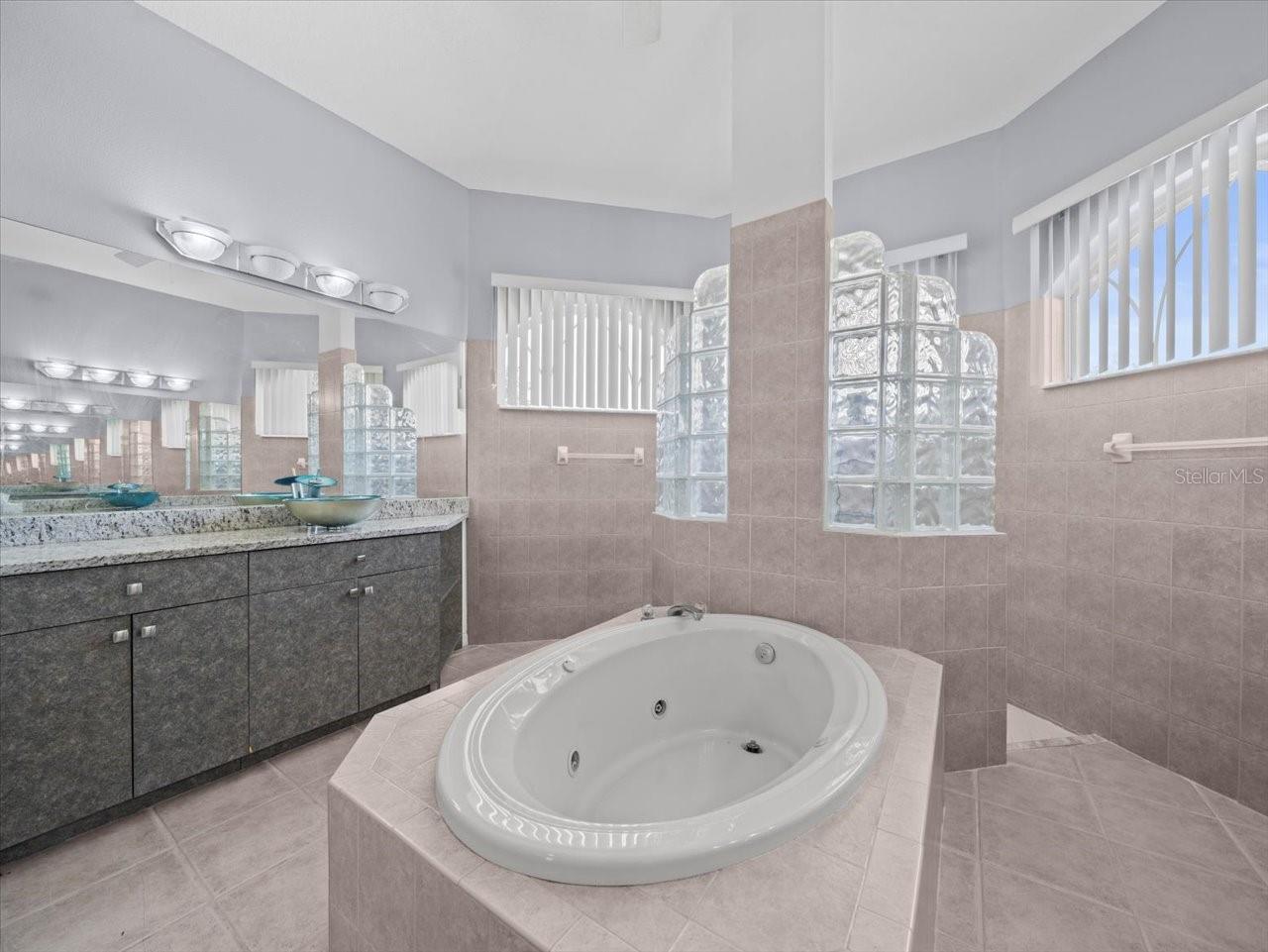 10307 RIDGE TOP LOOP, WEEKI WACHEE, FL — photo 33