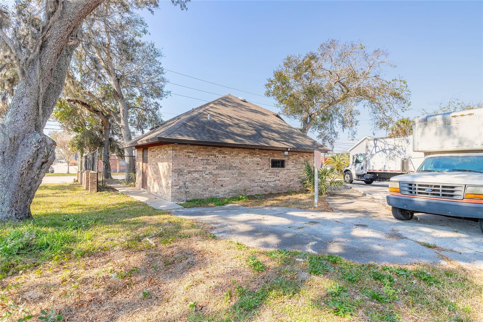 631 N RIDGEWOOD AVE, DAYTONA BEACH, FL — photo 3