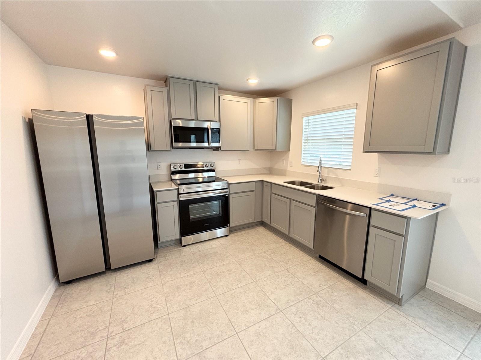 137 MAPLE DR W, KISSIMMEE, FL — photo 4