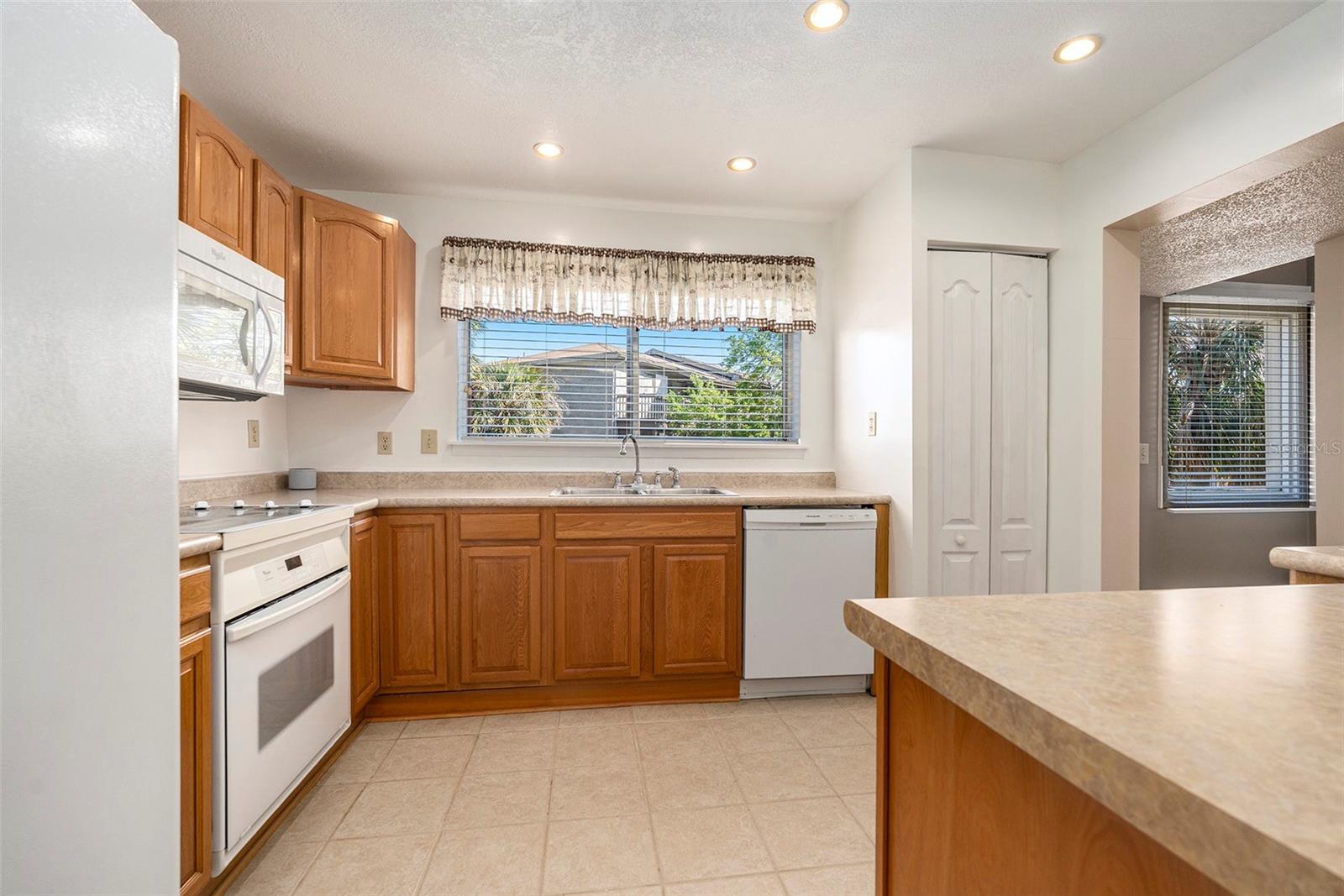 6311 NEWTOWN CIR #11B2, TAMPA, FL — photo 12