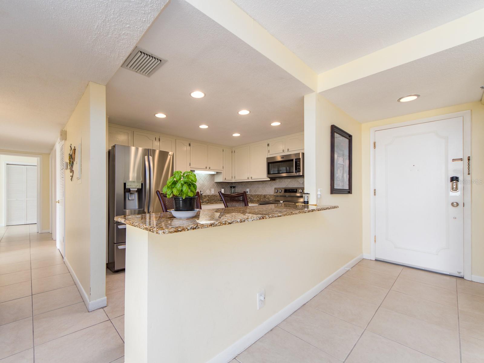 675 S GULFVIEW BLVD #902, CLEARWATER BEACH, FL — photo 2