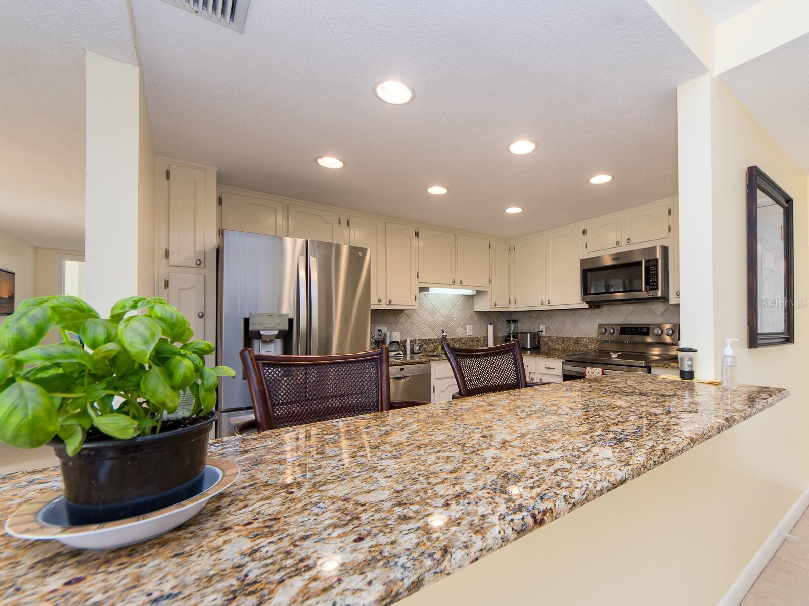 675 S GULFVIEW BLVD #902, CLEARWATER BEACH, FL — photo 11