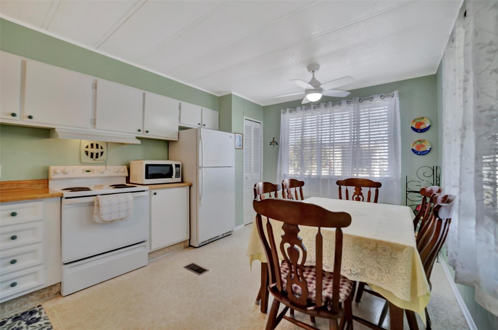 128 E SAINT JOHNS WAY, APOLLO BEACH, FL — photo 8