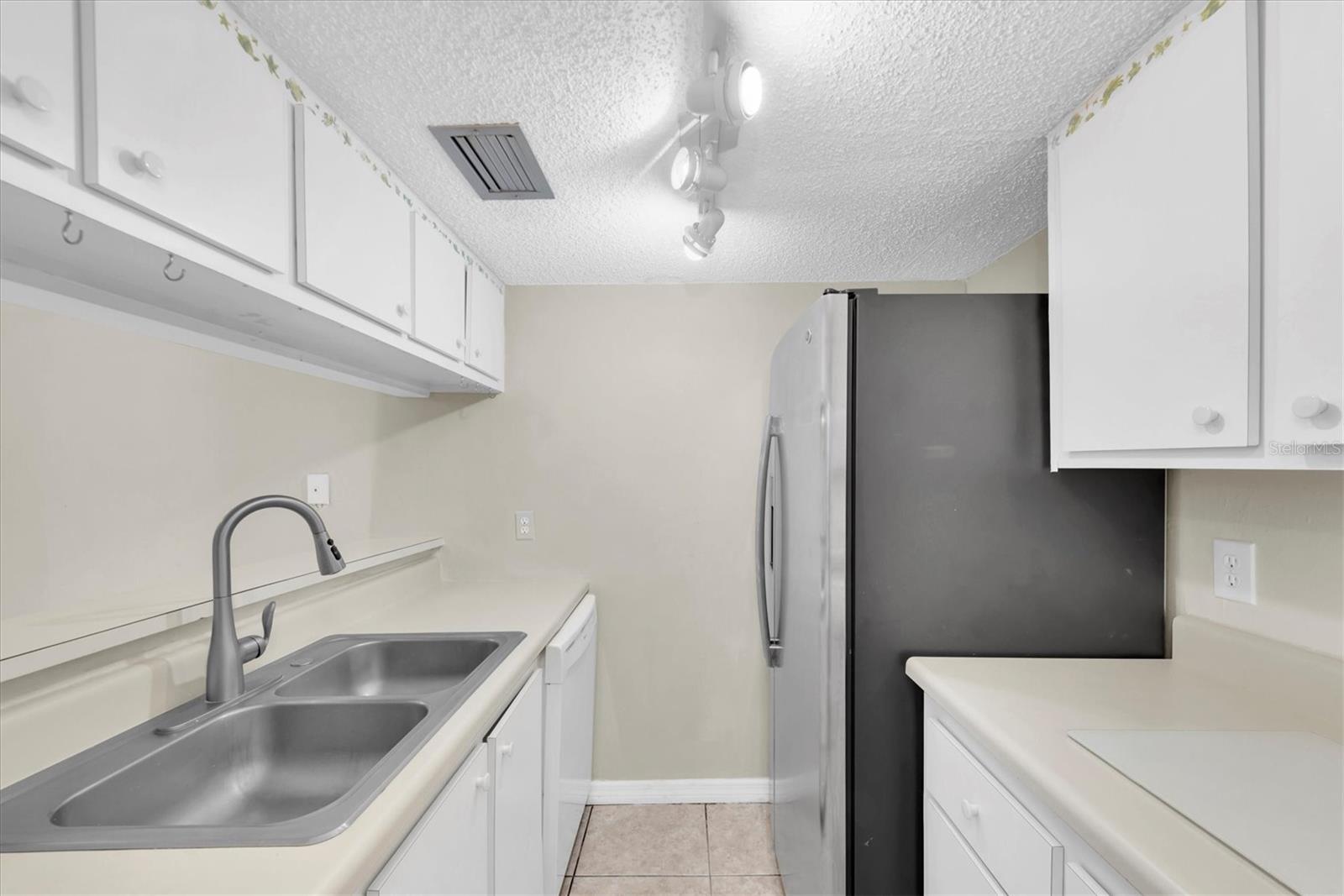 171 MEDALLION BLVD #F, MADEIRA BEACH, FL — photo 9