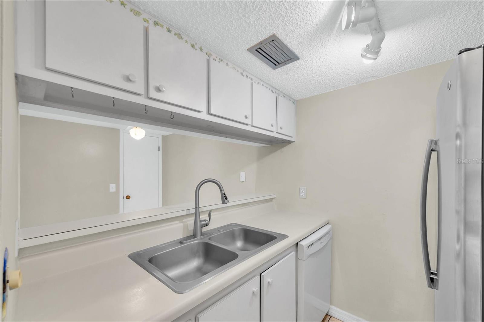 171 MEDALLION BLVD #F, MADEIRA BEACH, FL — photo 11