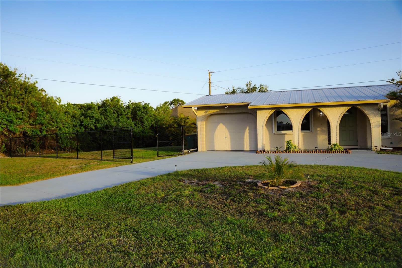 389 MILLPORT ST NW, PORT CHARLOTTE, FL — photo 2