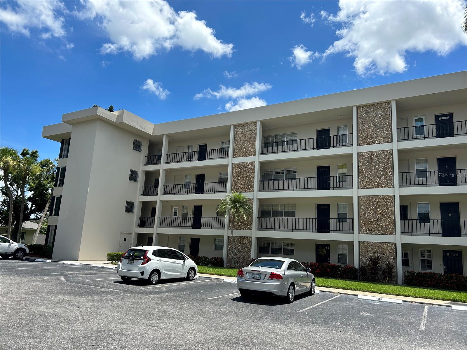 7461 W COUNTRY CLUB DR N #208, SARASOTA, FL