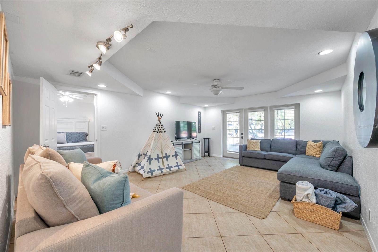 1261 12TH CT SW, LARGO, FL — photo 37