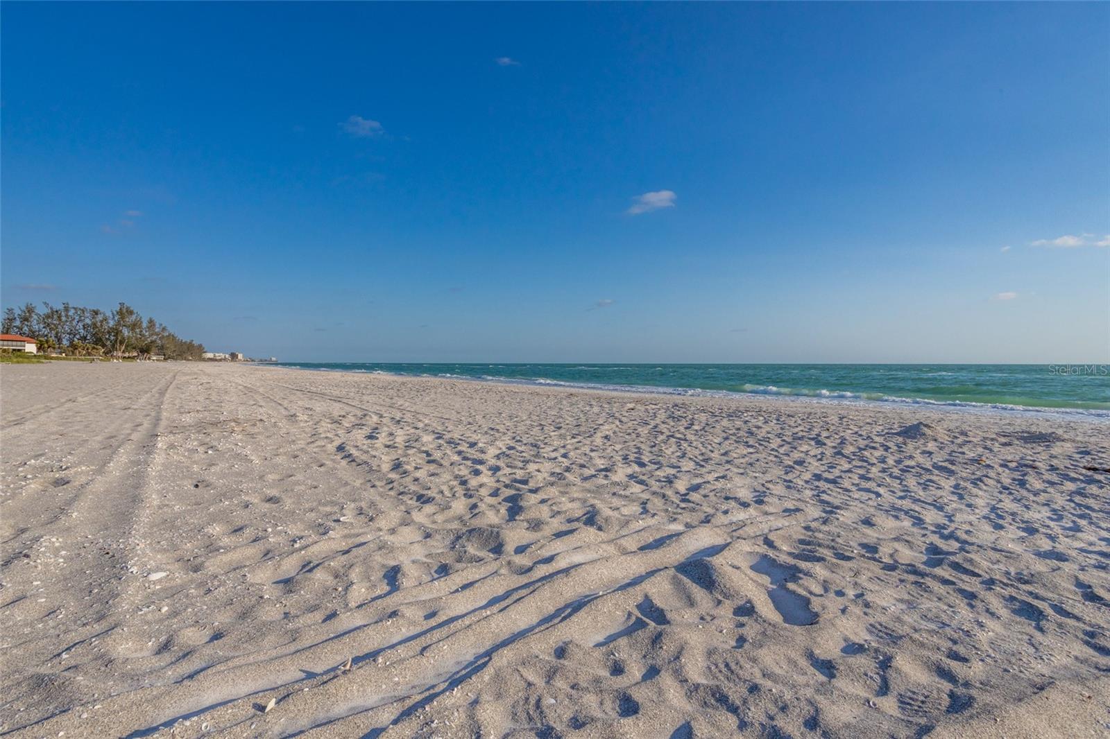 560 GULF BAY RD, LONGBOAT KEY, FL — photo 3