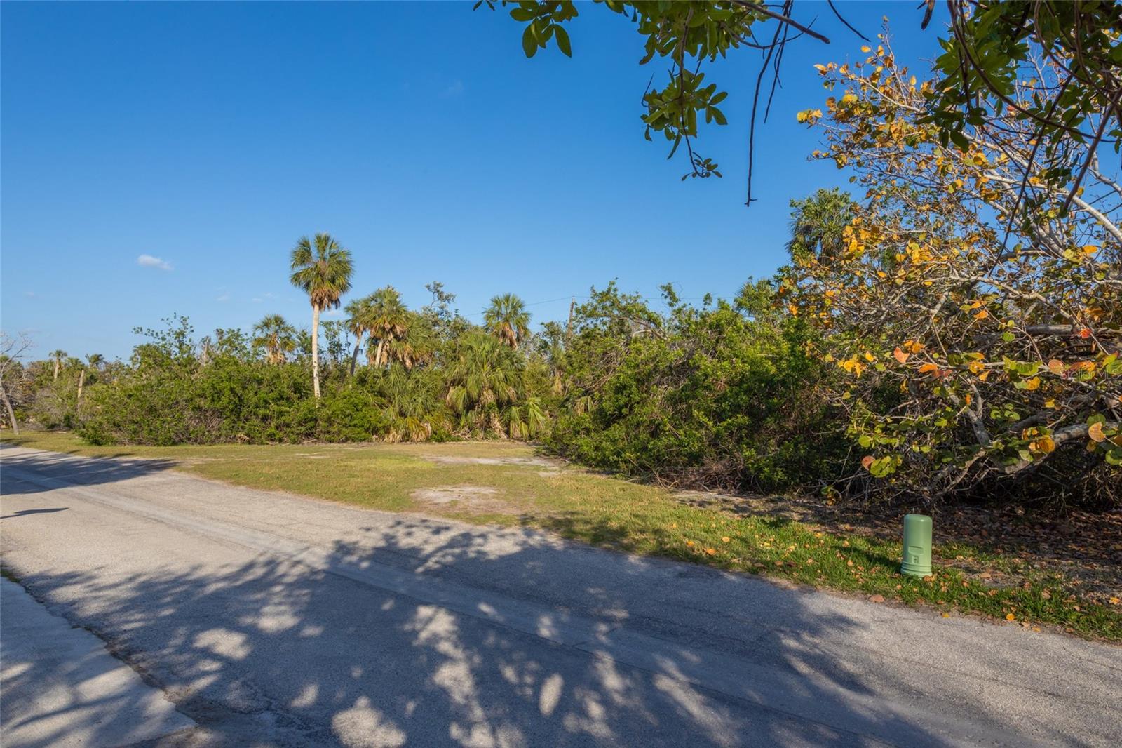560 GULF BAY RD, LONGBOAT KEY, FL — photo 9