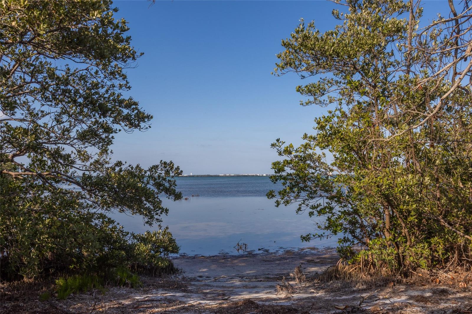 560 GULF BAY RD, LONGBOAT KEY, FL — photo 38