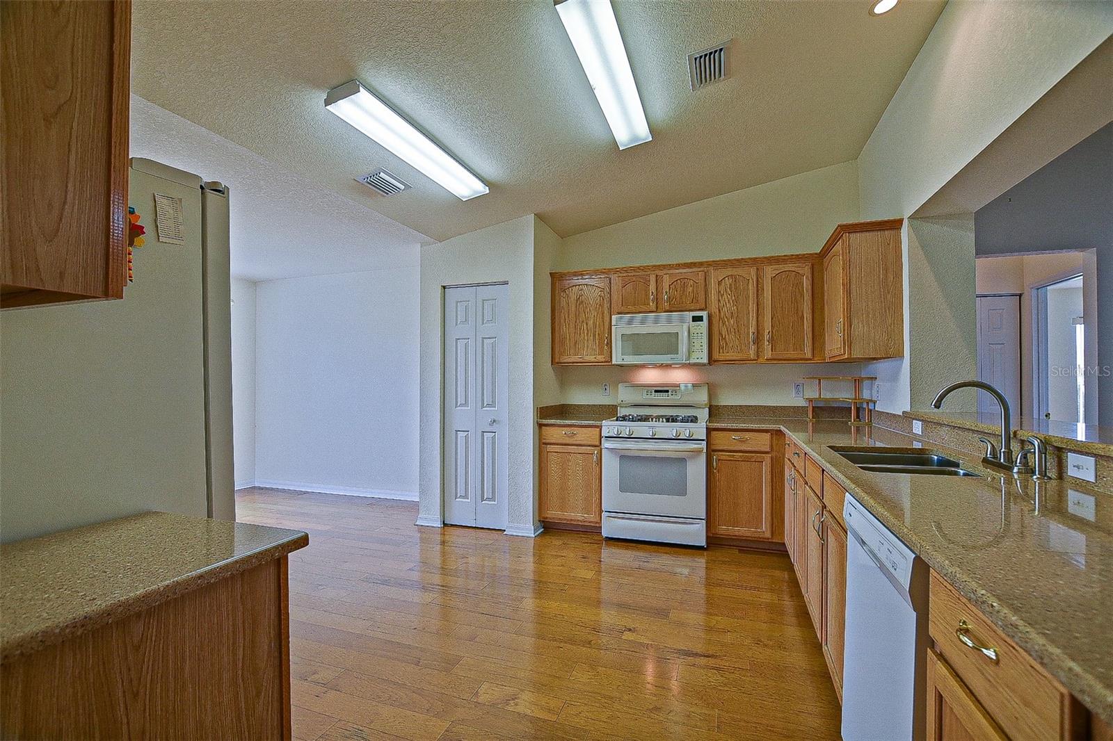 13863 SE 85TH CIR, SUMMERFIELD, FL — photo 23