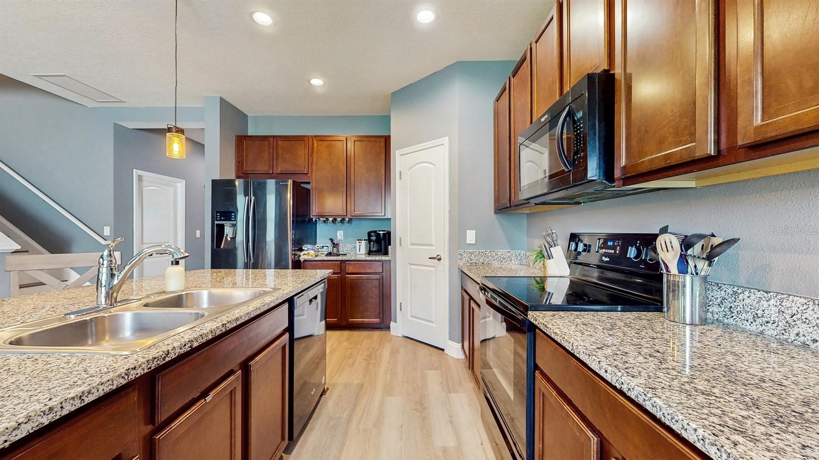 8111 BRICKLETON WOODS AVE, GIBSONTON, FL — photo 11