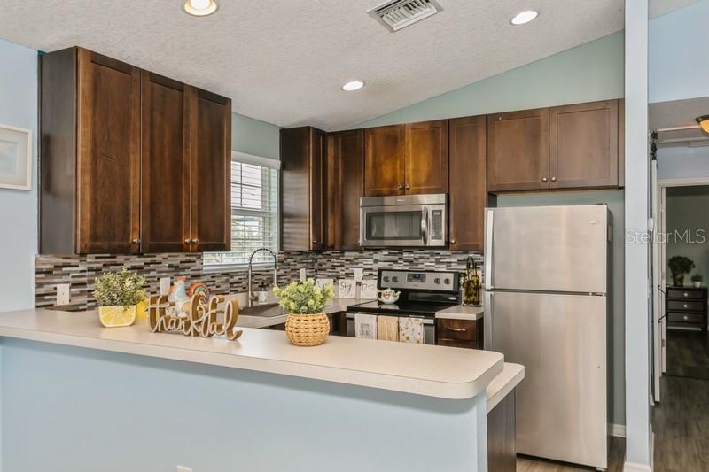 9107 BRUNSWICK LN, TAMPA, FL — photo 17