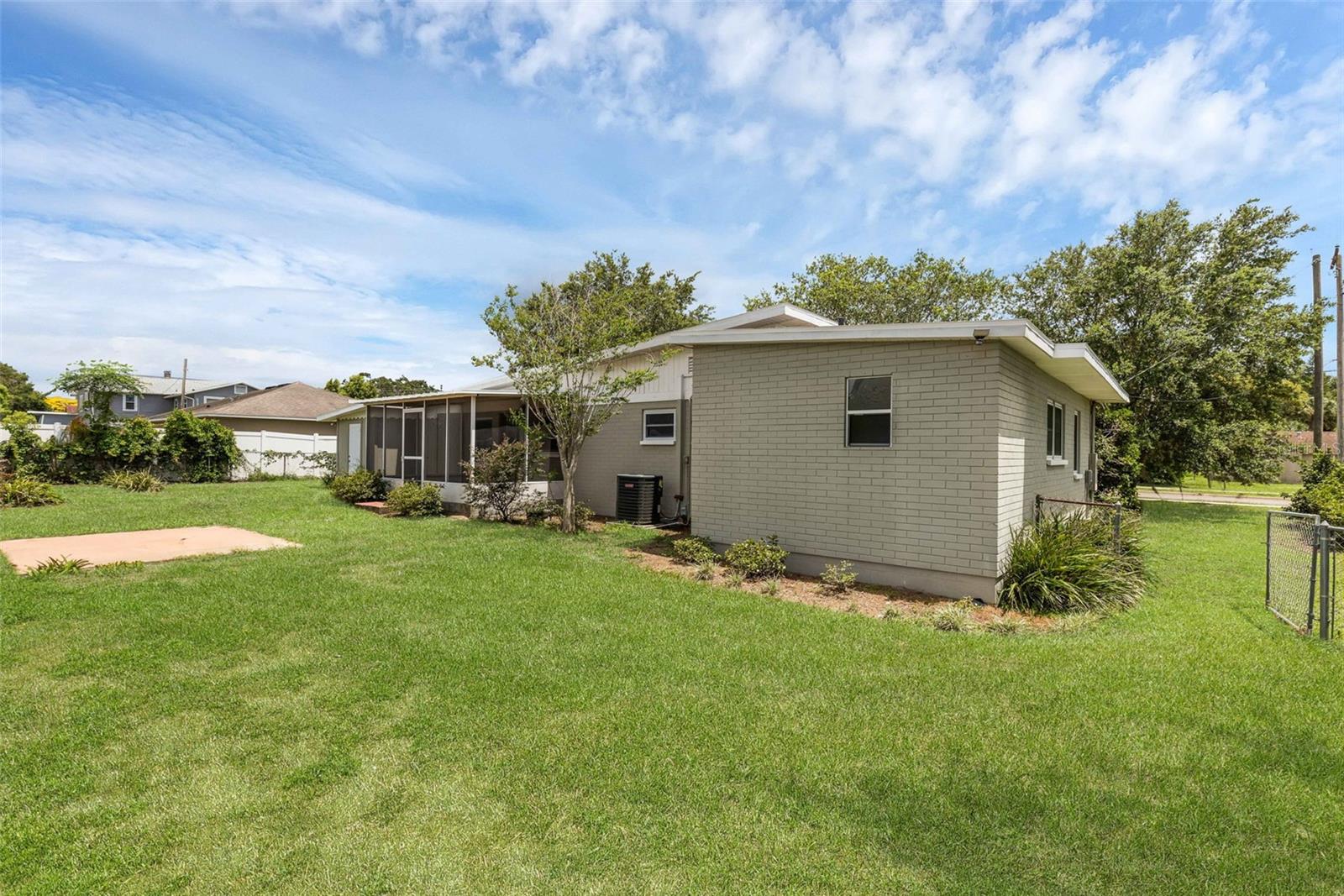203 E LAKEVIEW AVE, EUSTIS, FL — photo 46