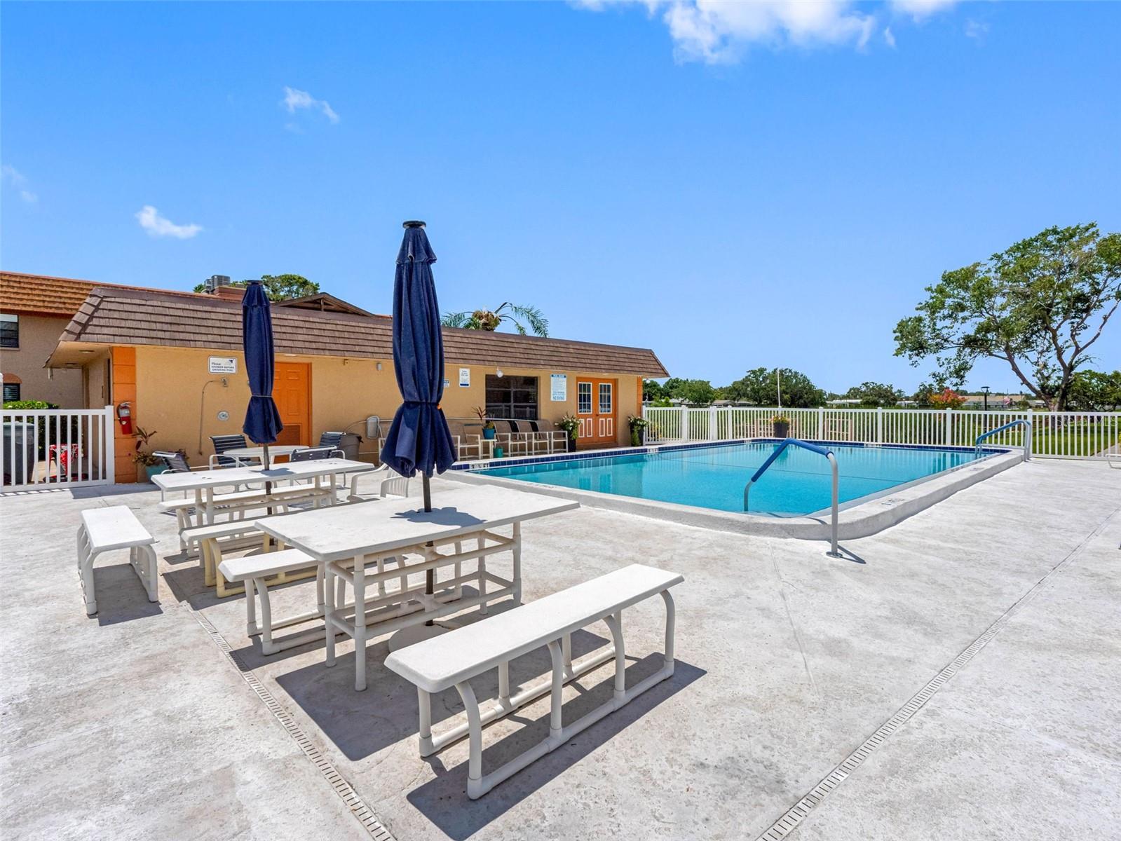 10182 SEMINOLE ISLAND DR, LARGO, FL — photo 13