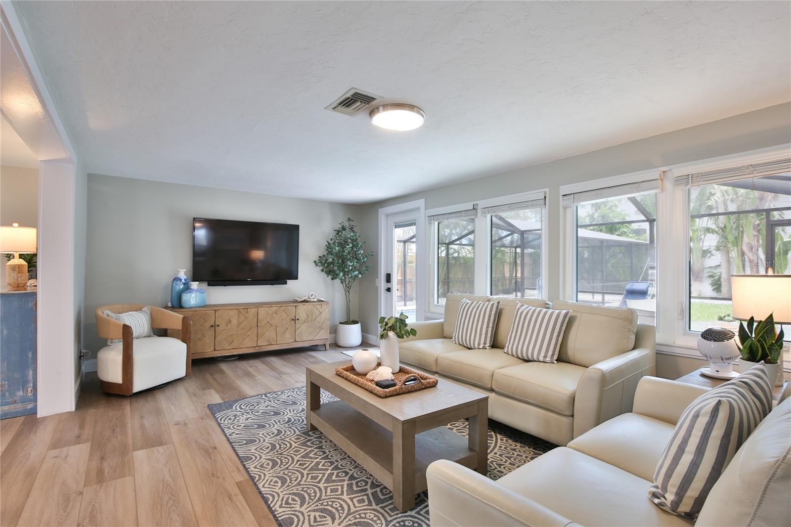 211 ISLAND CIR, SARASOTA, FL — photo 4