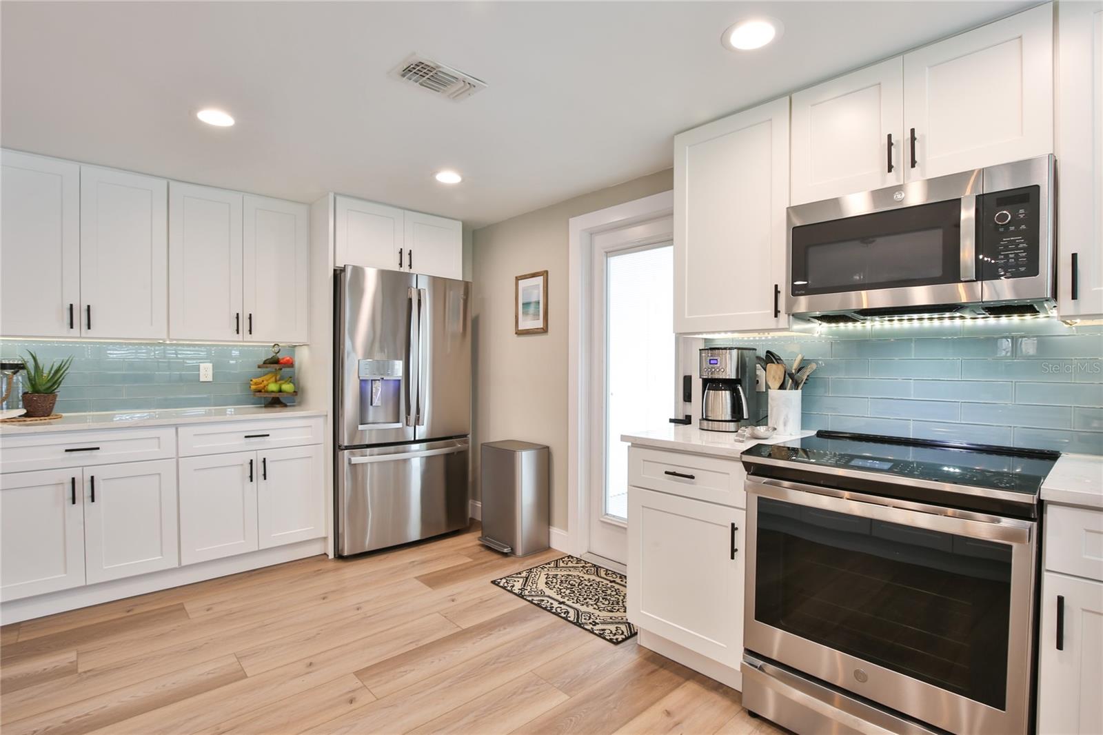 211 ISLAND CIR, SARASOTA, FL — photo 8