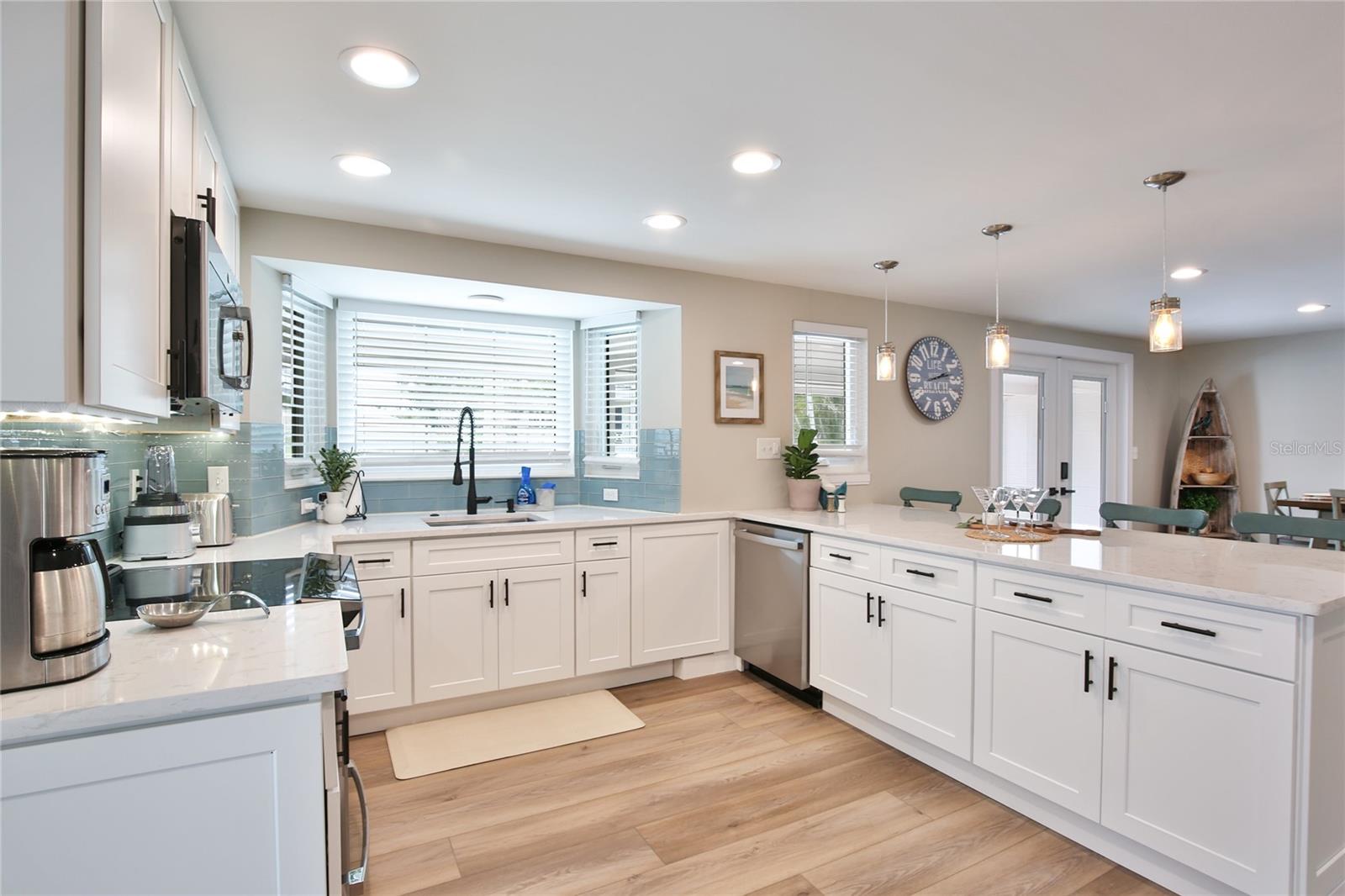 211 ISLAND CIR, SARASOTA, FL — photo 9