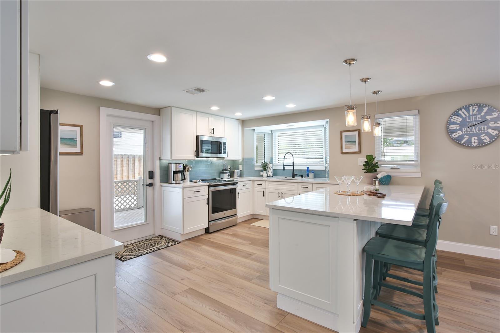 211 ISLAND CIR, SARASOTA, FL — photo 10