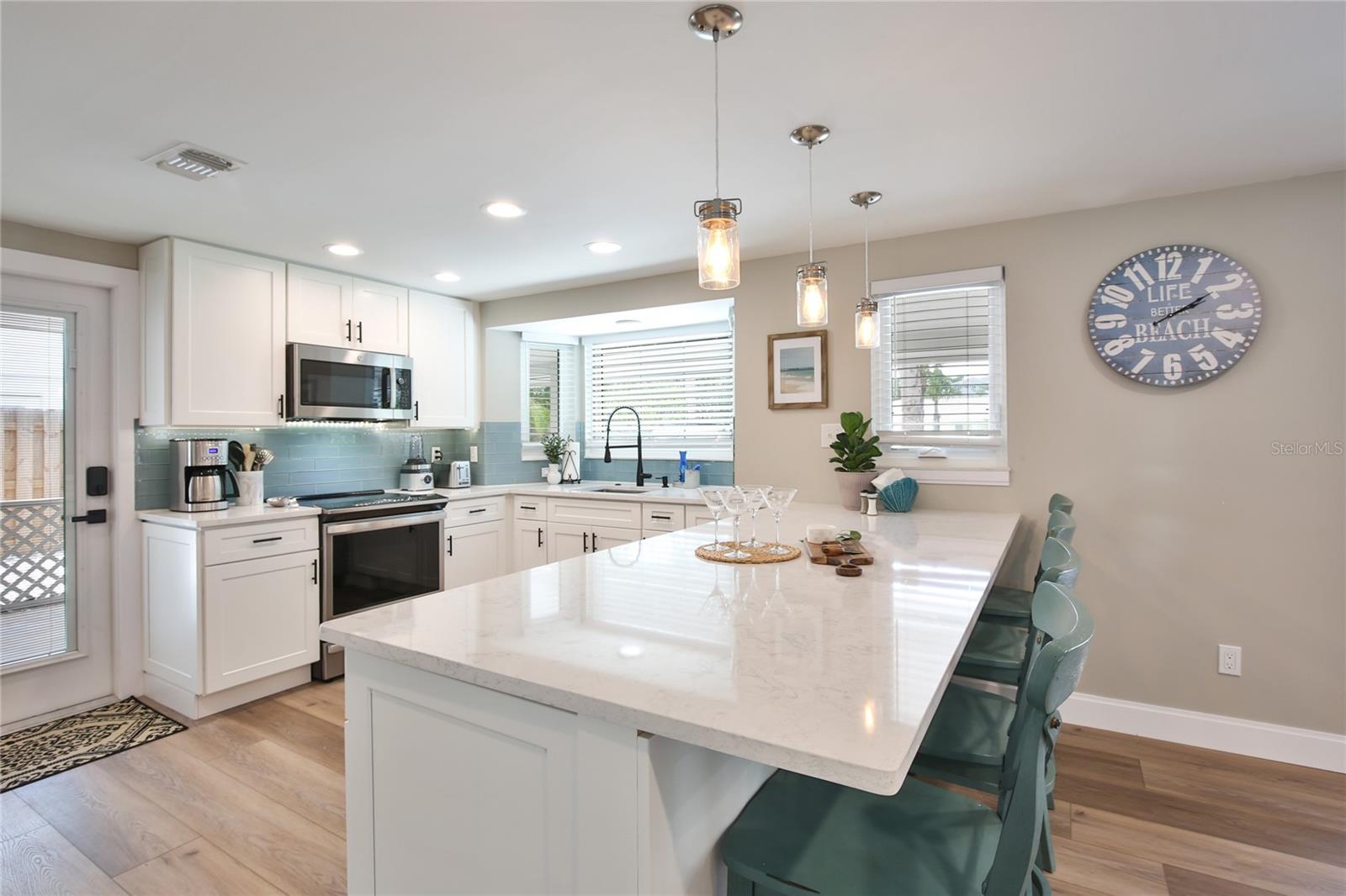 211 ISLAND CIR, SARASOTA, FL — photo 11