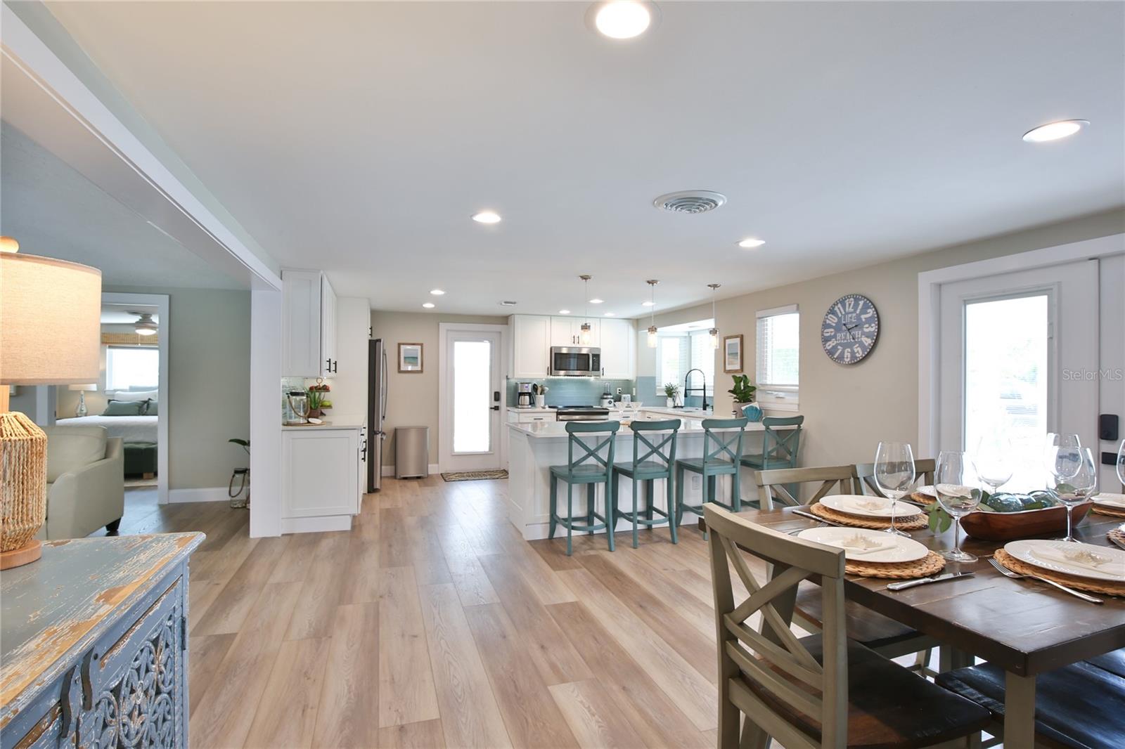 211 ISLAND CIR, SARASOTA, FL — photo 14