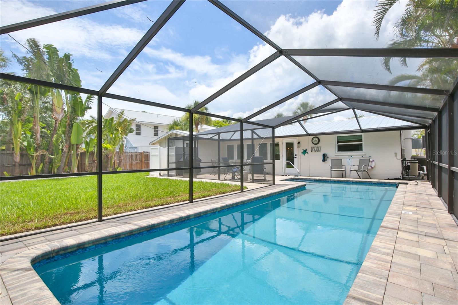 211 ISLAND CIR, SARASOTA, FL — photo 32