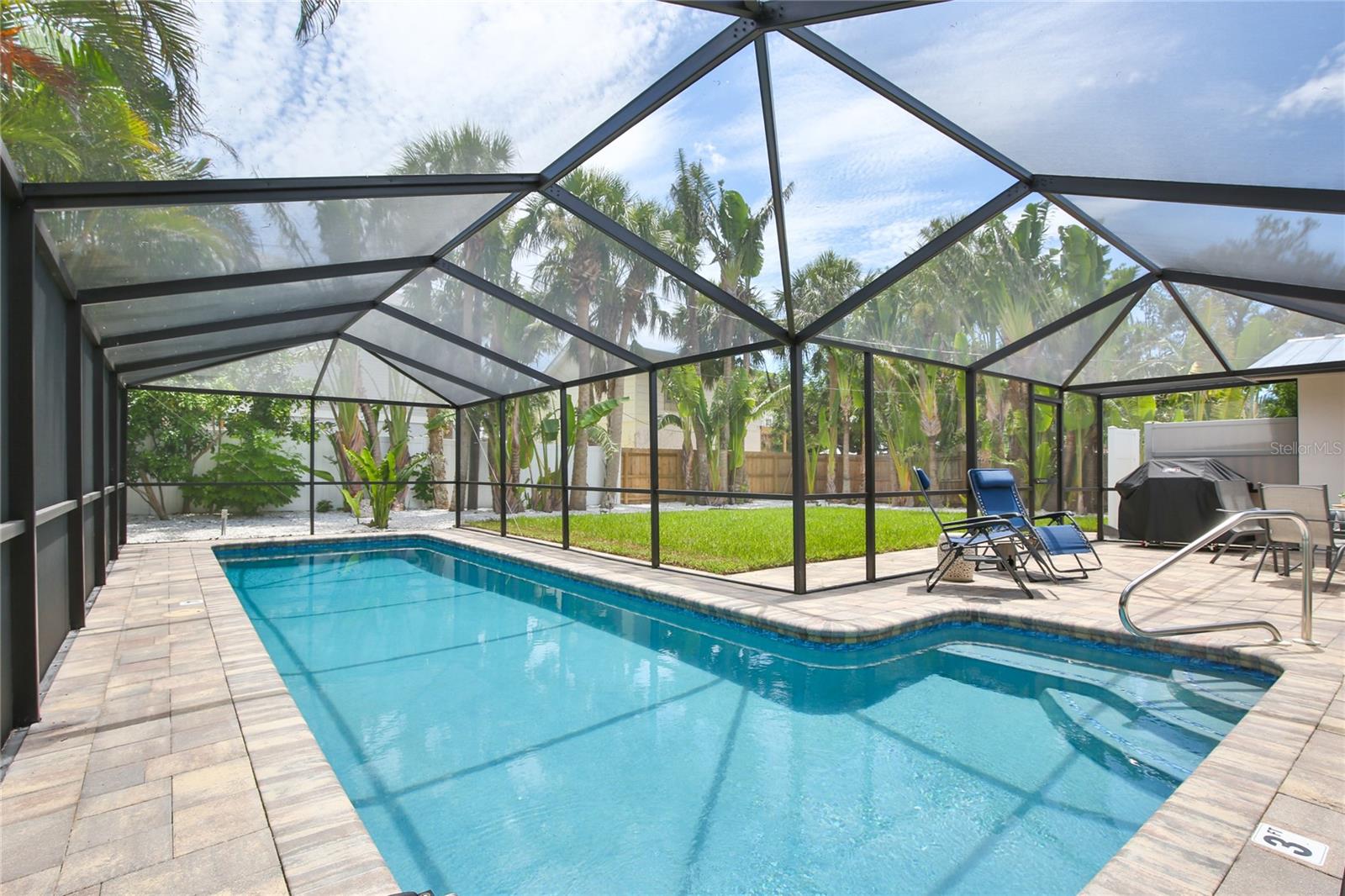 211 ISLAND CIR, SARASOTA, FL — photo 33