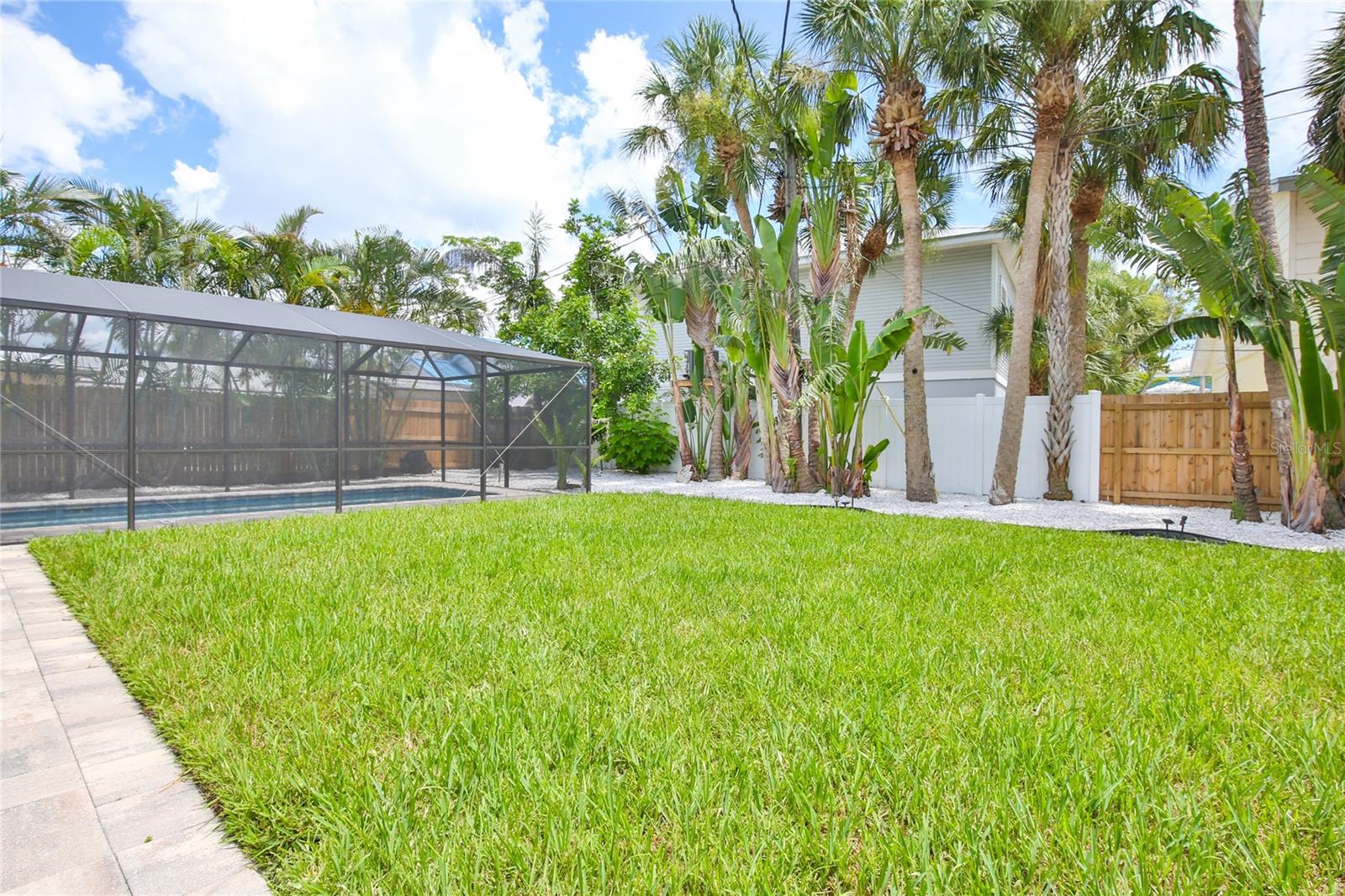 211 ISLAND CIR, SARASOTA, FL — photo 35