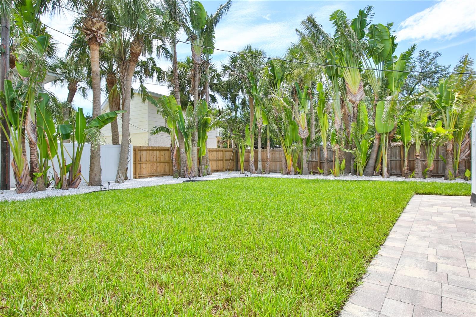 211 ISLAND CIR, SARASOTA, FL — photo 36