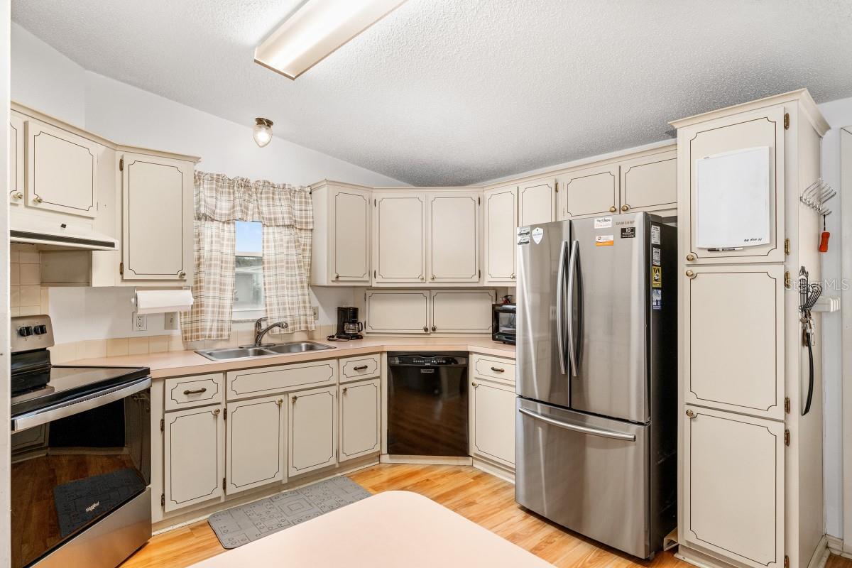 1117 PARADISE DR, LADY LAKE, FL — photo 13