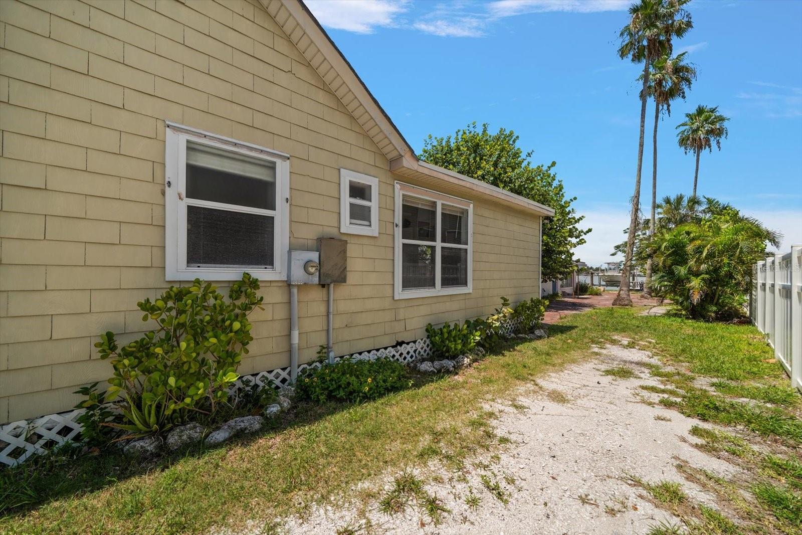 8405 BAYSHORE DR, TREASURE ISLAND, FL — photo 26