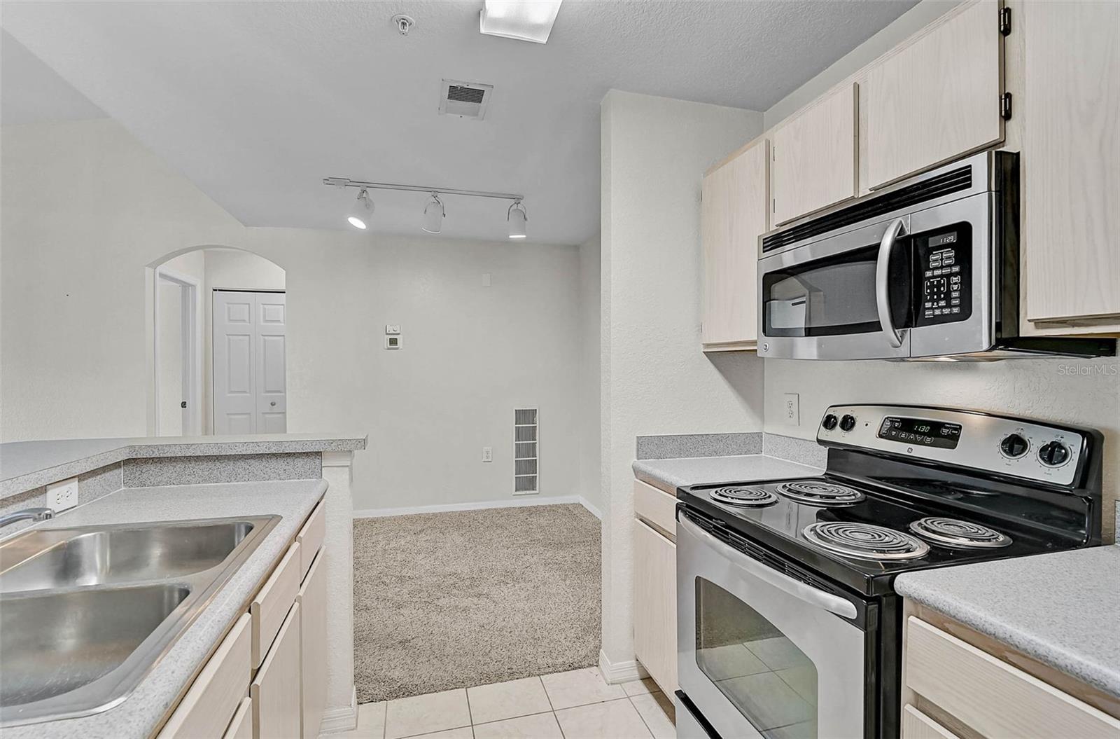 8827 MANOR LOOP #204, LAKEWOOD RANCH, FL — photo 10