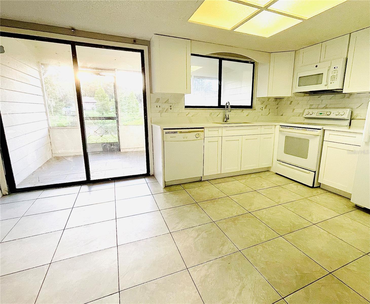 1420 RIDGE LAKE CT, LAKELAND, FL — photo 2