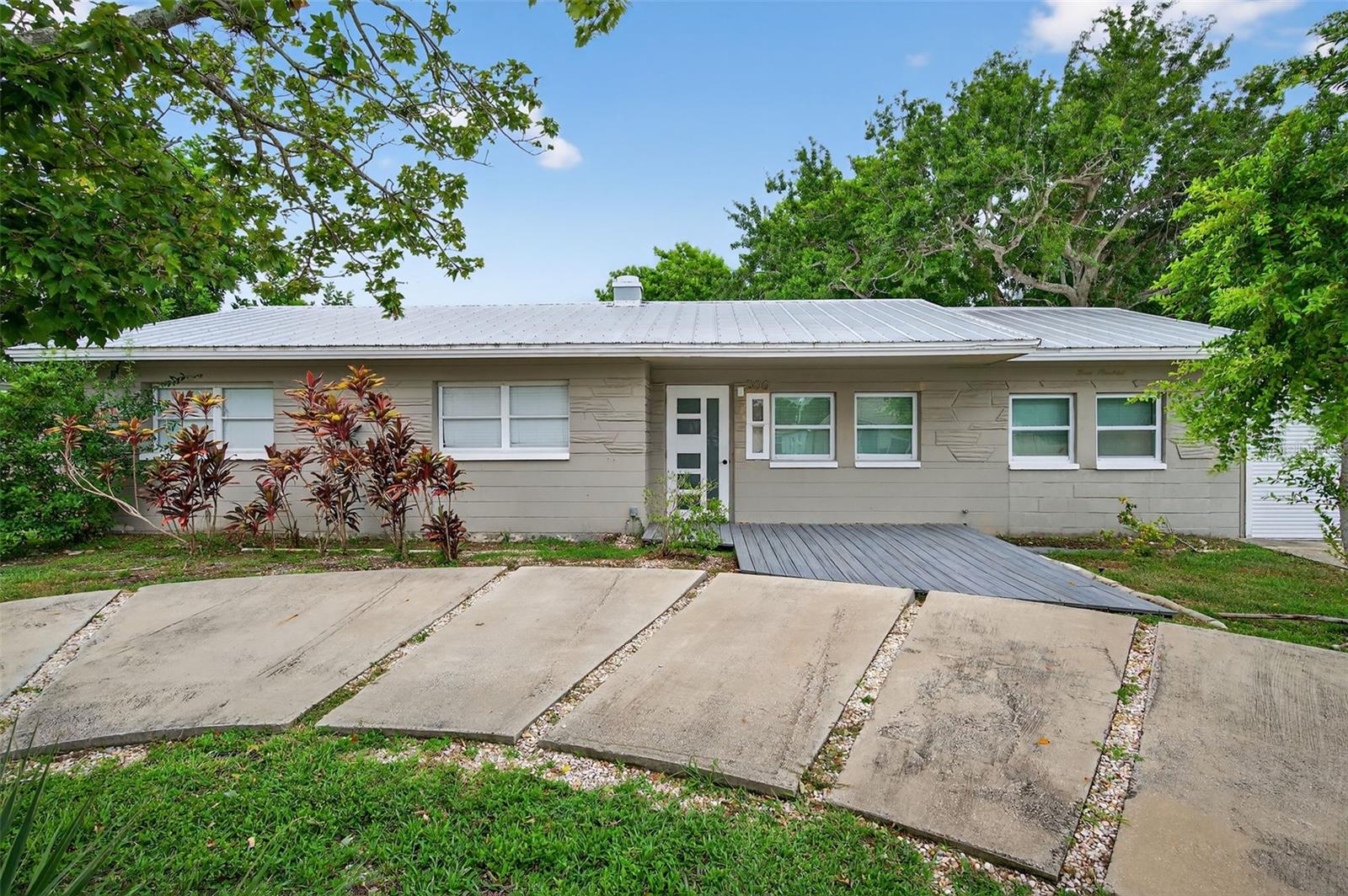 300 DAVISON AVE NE, ST PETERSBURG, FL