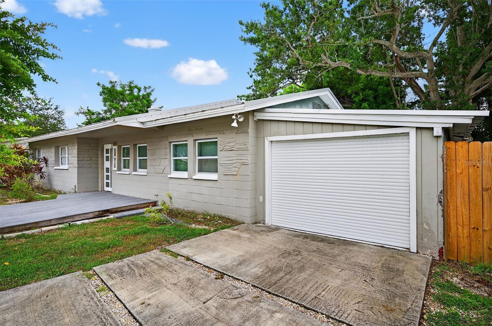 300 DAVISON AVE NE, ST PETERSBURG, FL — photo 2