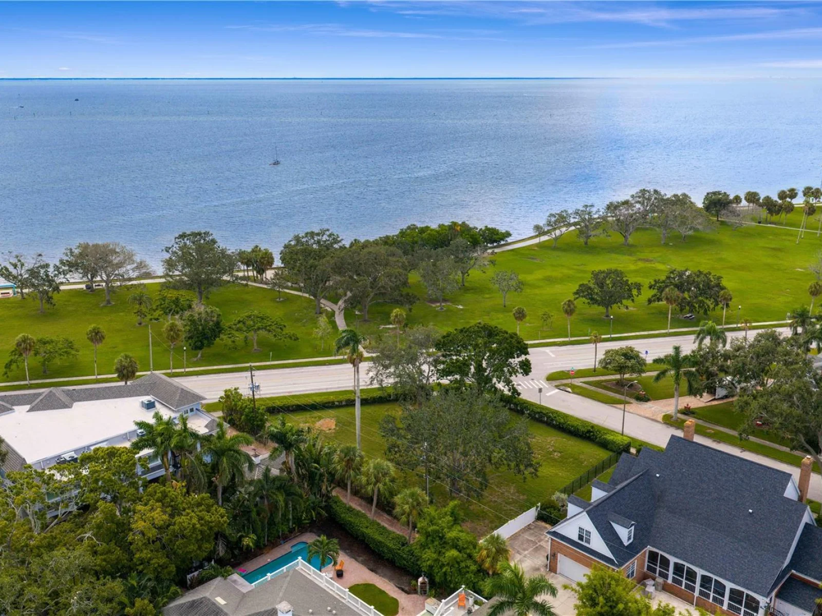 1500 N SHORE DR NE, ST PETERSBURG, FL — photo 1