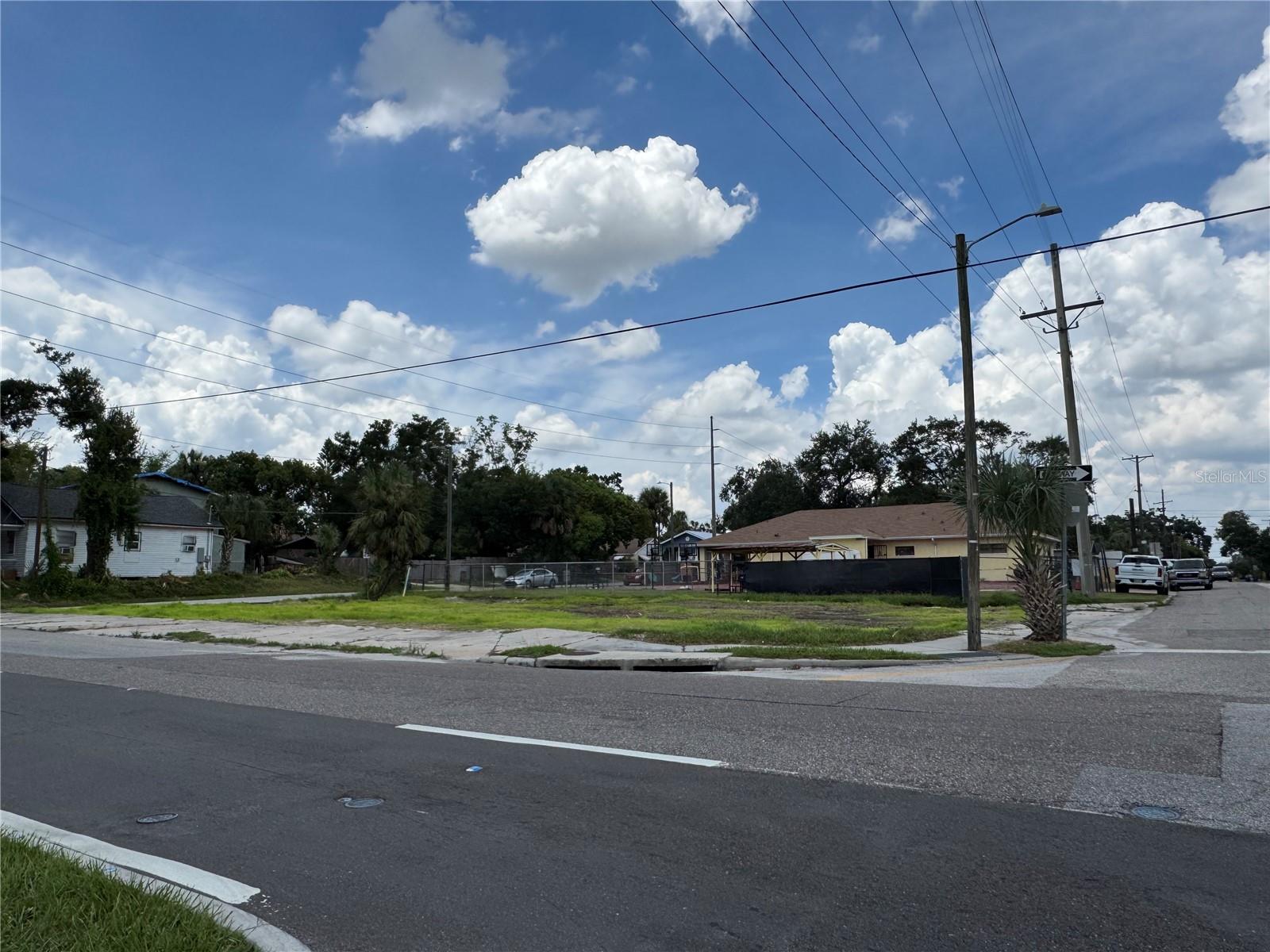 2804 E COLUMBUS DR, TAMPA, FL — photo 2