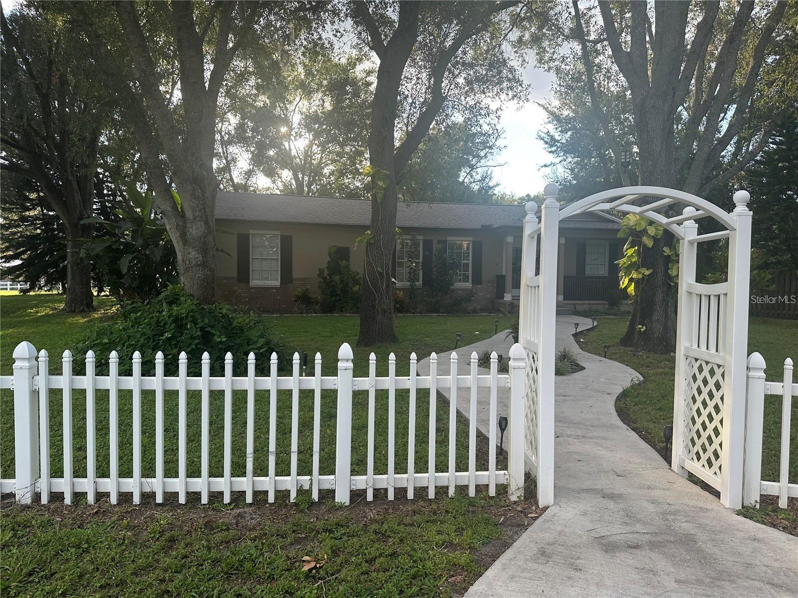 10520 HENDERSON RD, TAMPA, FL