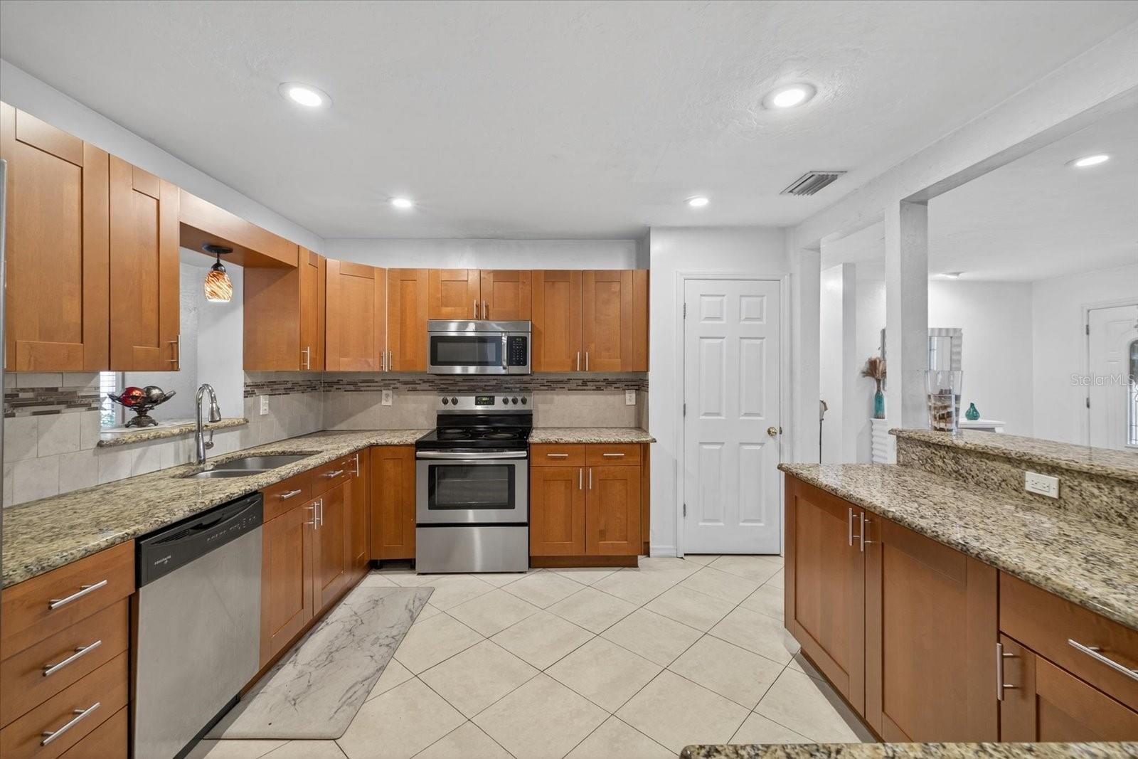 420 LEWIS BLVD SE, ST PETERSBURG, FL — photo 2