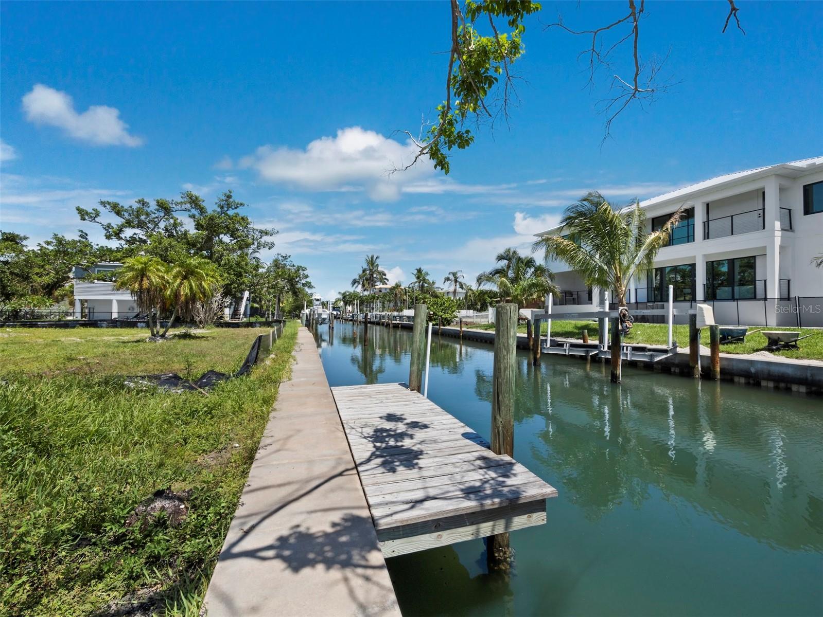570 DE NARVAEZ DR, LONGBOAT KEY, FL — photo 11